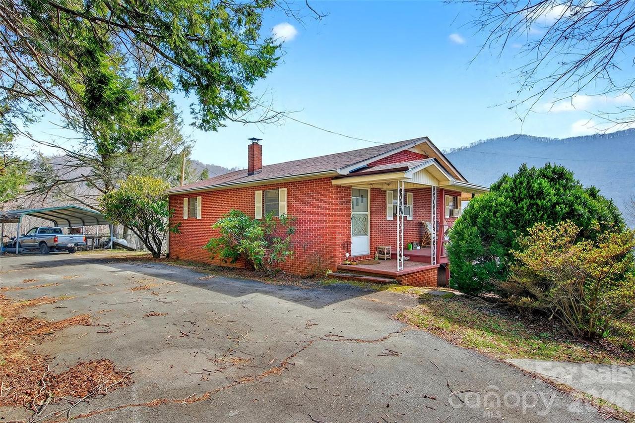 1306 Fork Mountain Rd., Bakersville, NC 28705