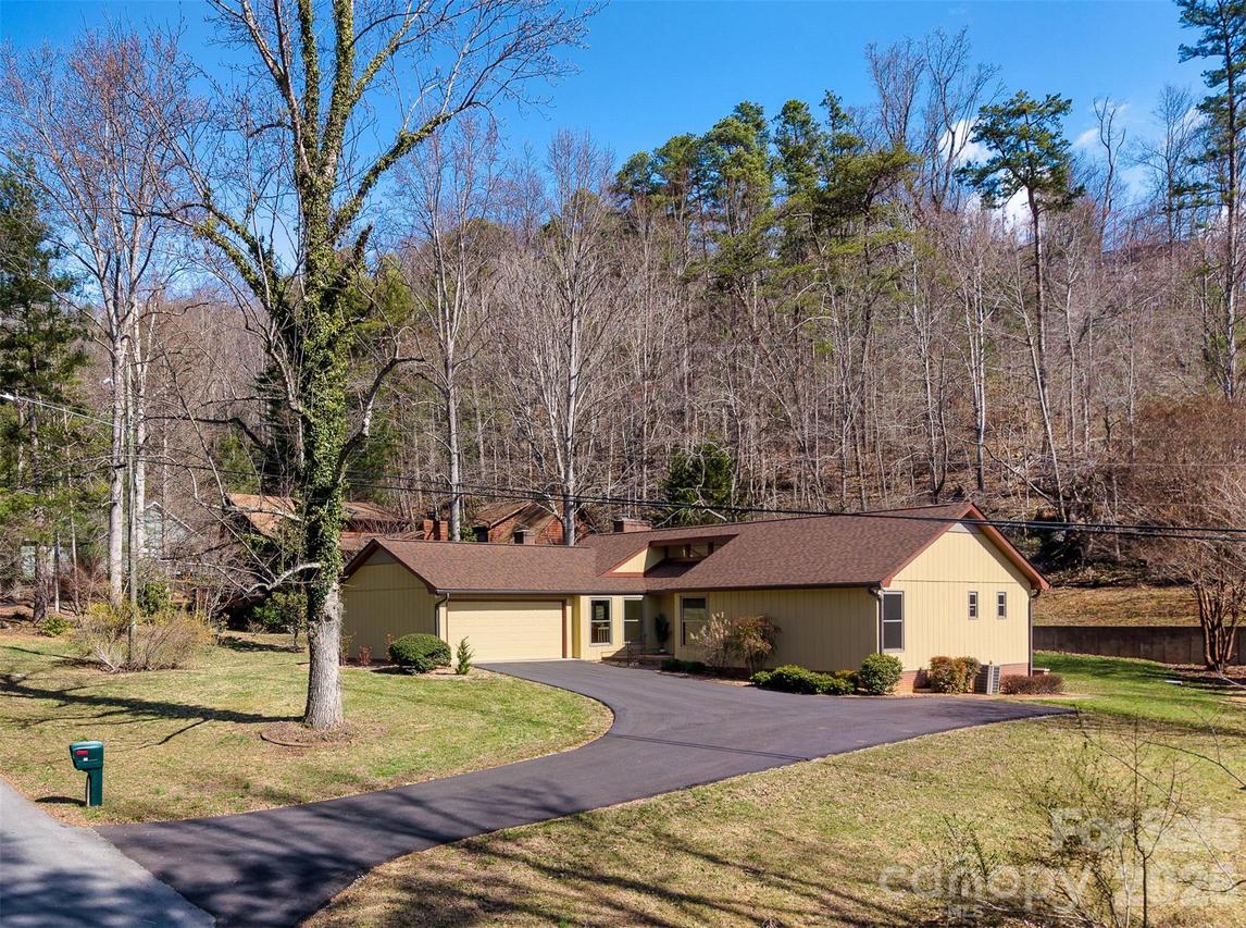 63 Pinecroft Rd., Asheville, NC 28804