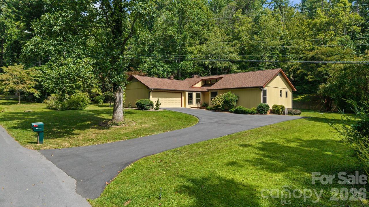 63 Pinecroft Rd., Asheville, NC 28804
