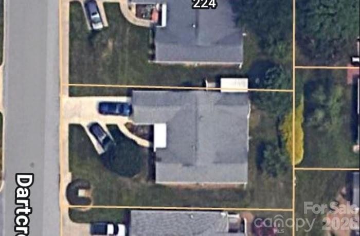 220 Dartcrest Dr., Hendersonville, NC 28792