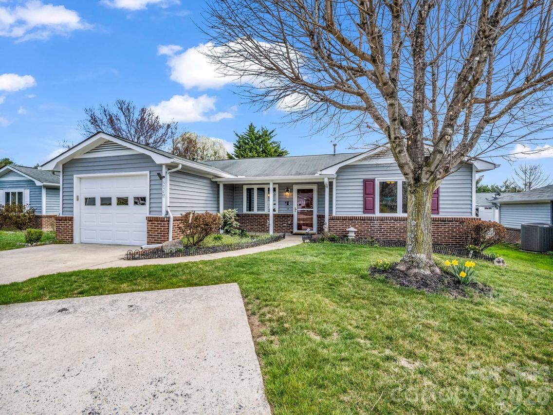 220 Dartcrest Dr., Hendersonville, NC 28792