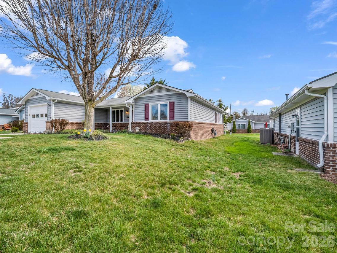 220 Dartcrest Dr., Hendersonville, NC 28792