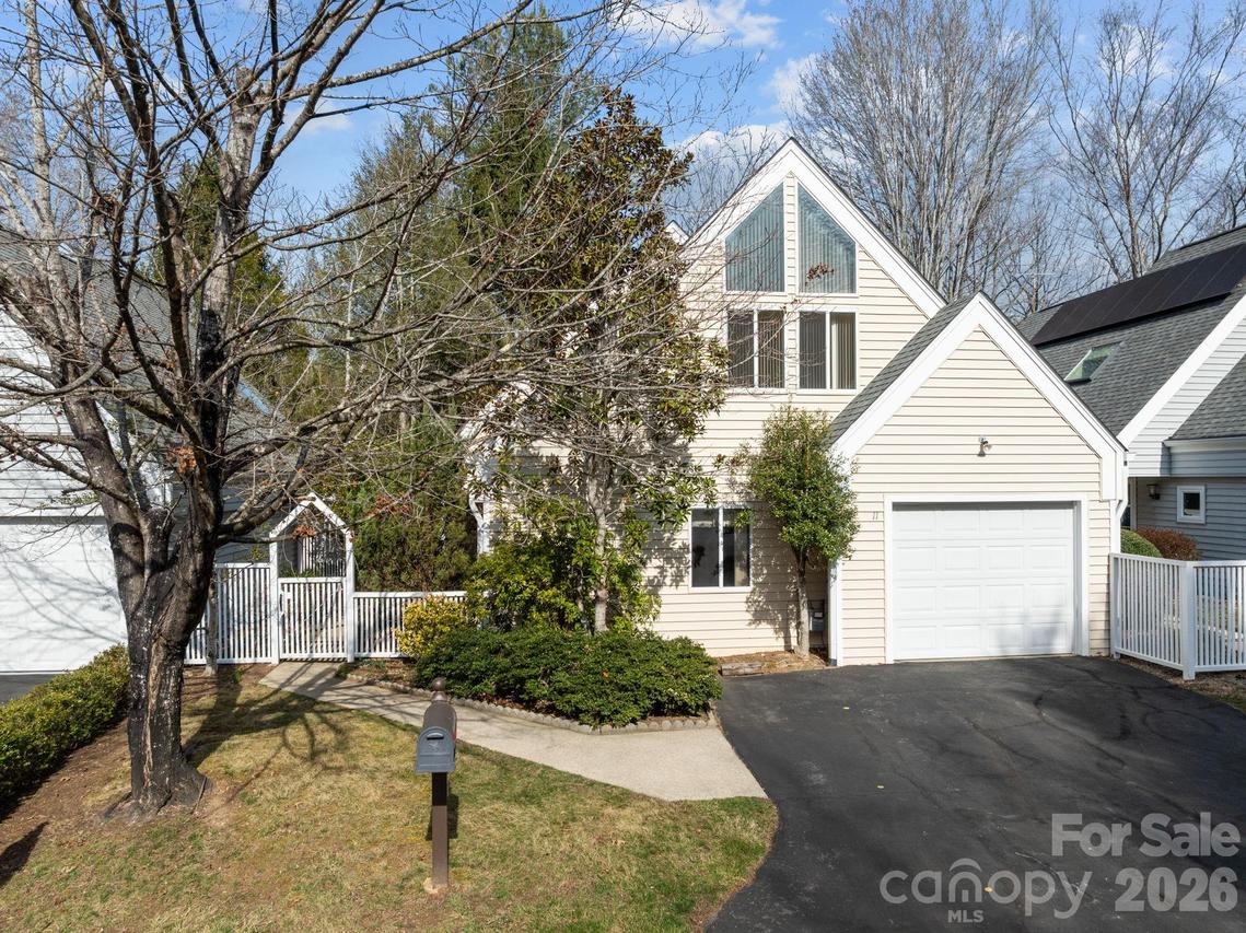 11 Stuart Cir., Asheville, NC 28804
