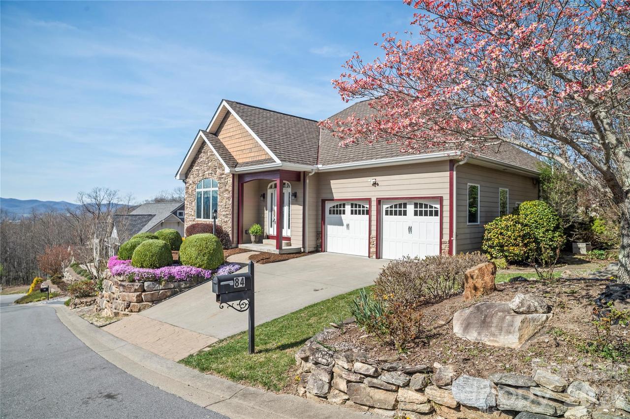 84 Deep Valley Ln., Hendersonville, NC 28791