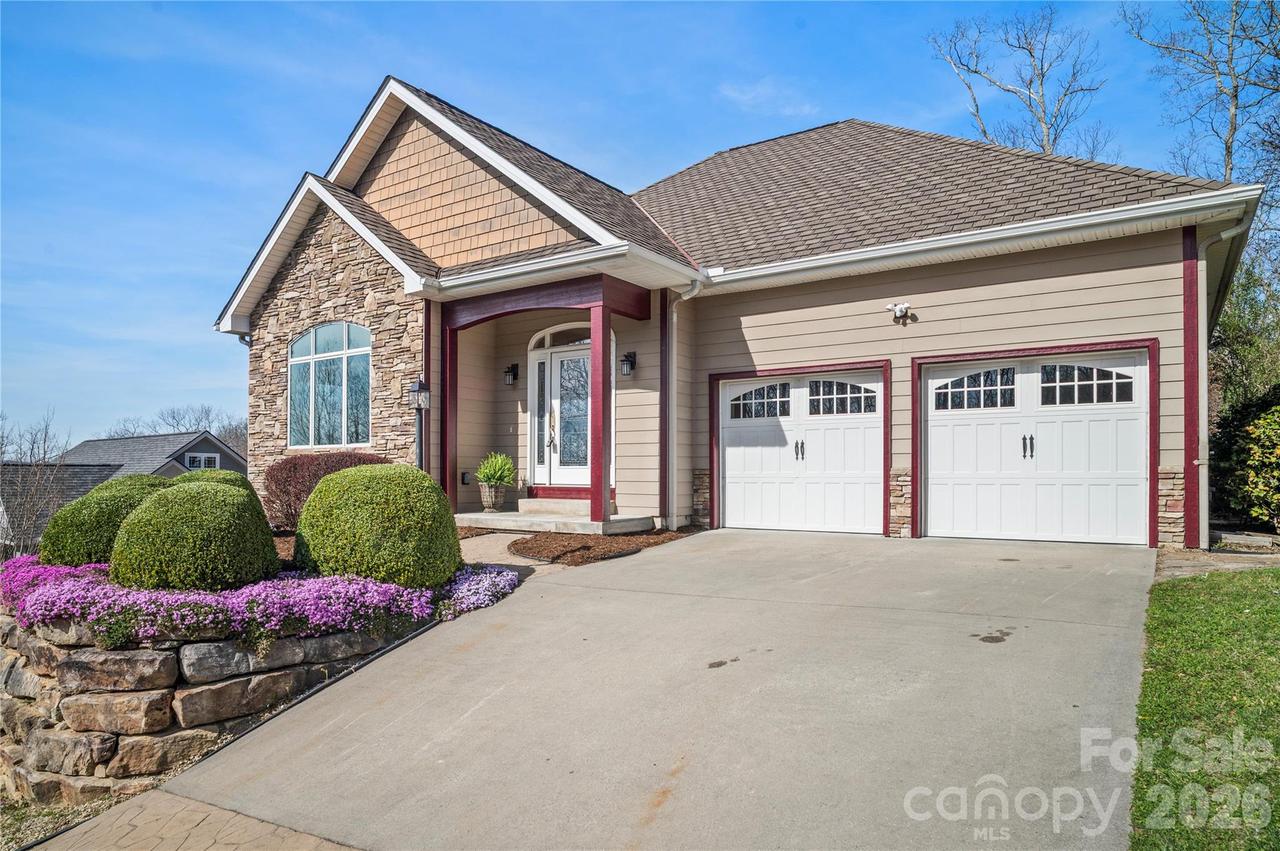 84 Deep Valley Ln., Hendersonville, NC 28791