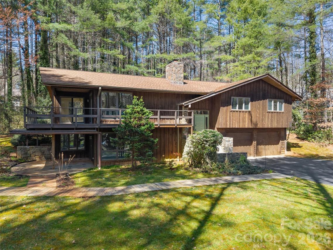 205 Deerpath Ln., Hendersonville, NC 28739