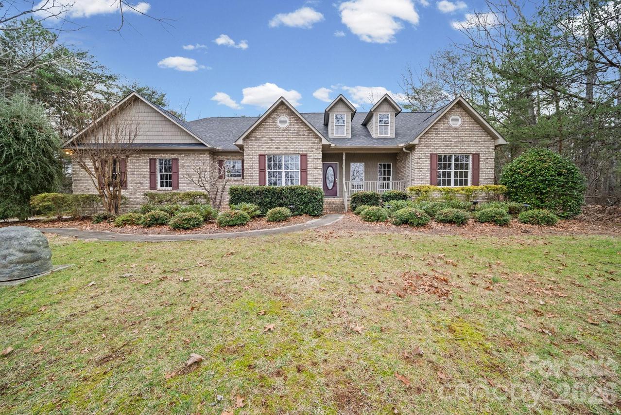426 Pearl Bay Dr., New London, NC 28127