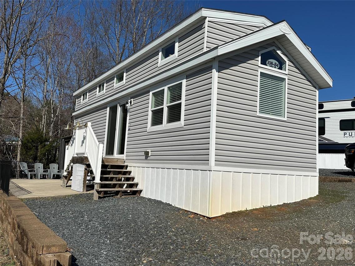 108 Eagle Dr., New London, NC 28127