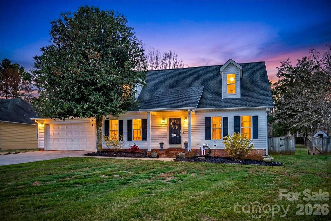6107 Colchester Ln., Matthews, NC 28104