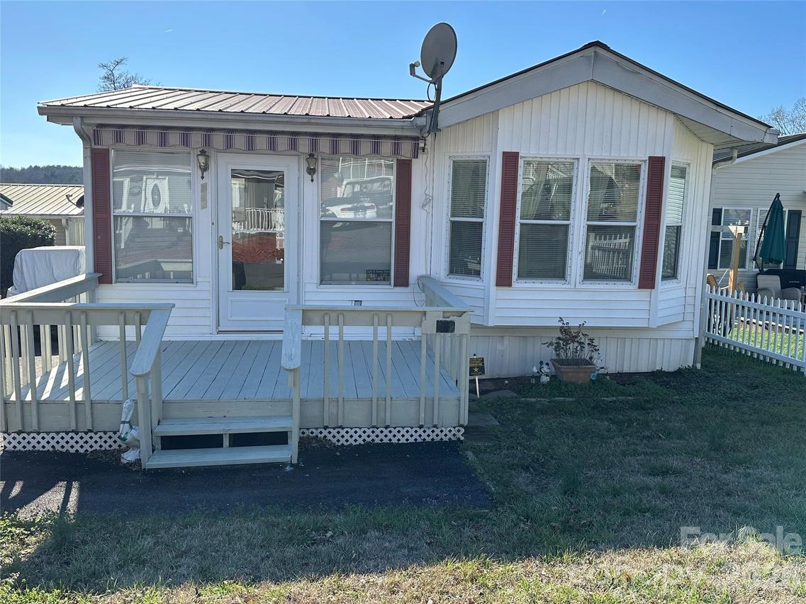 182 Marina Dr., New London, NC 28127