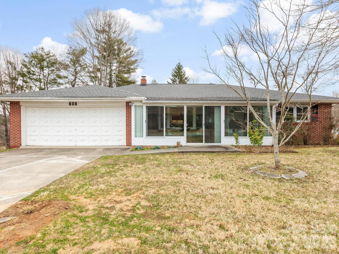 608 S Buena Vista Dr., Hendersonville, NC 28792