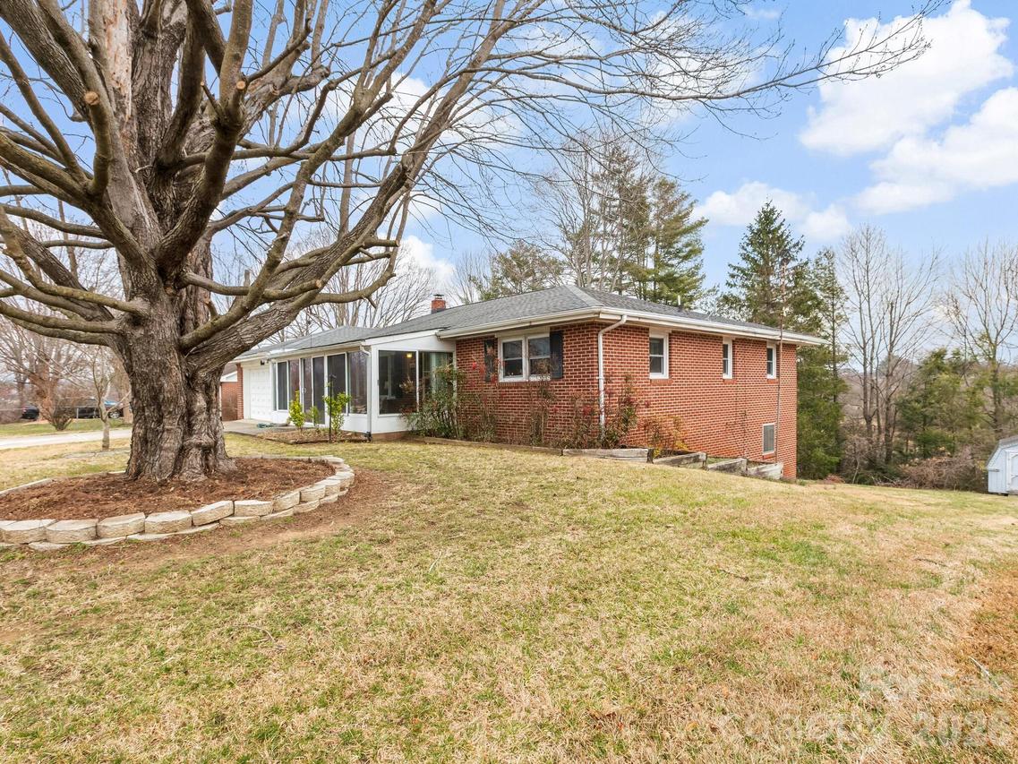 608 S Buena Vista Dr., Hendersonville, NC 28792