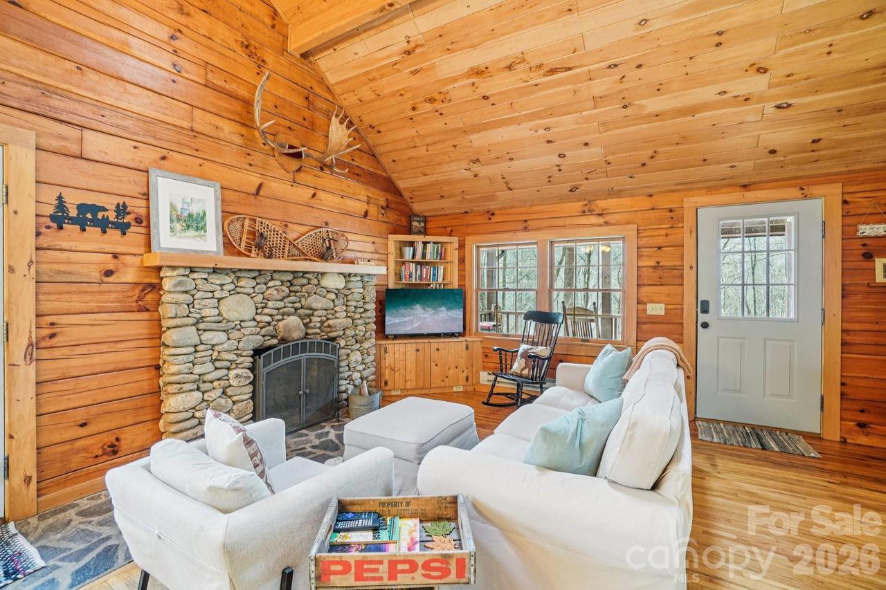 307 Roaring Creek Ln., Waynesville, NC 28786