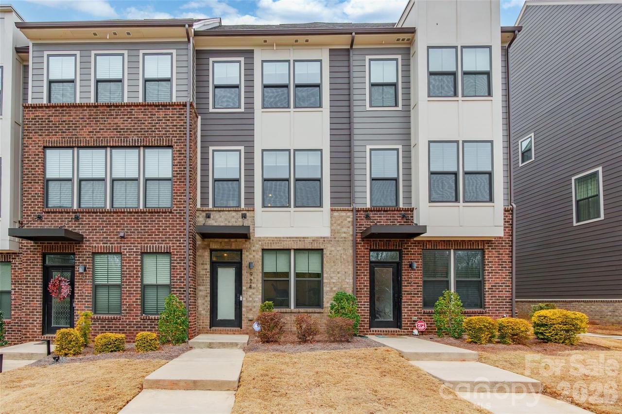924 Broad River Ln., Charlotte, NC 28211