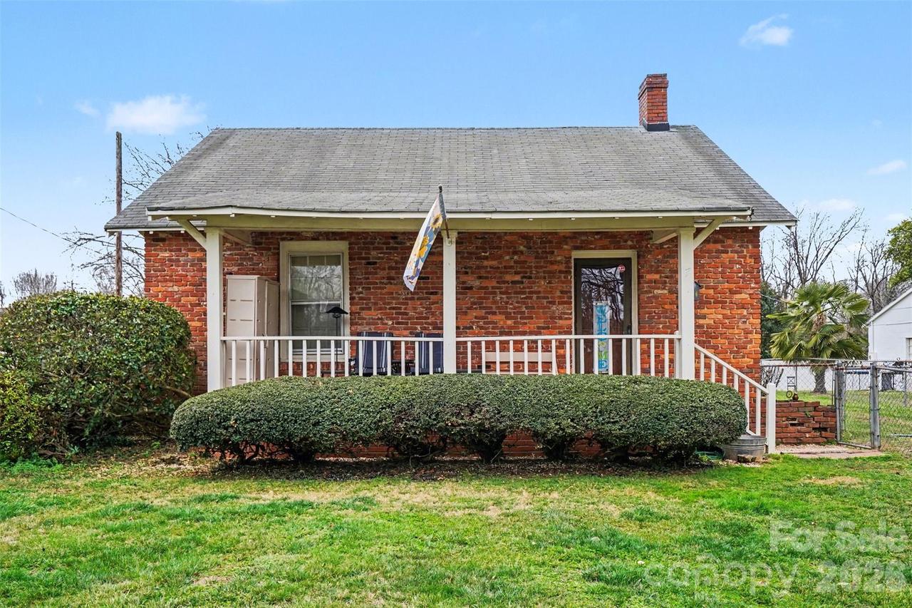 7 Stowe St., Lowell, NC 28098