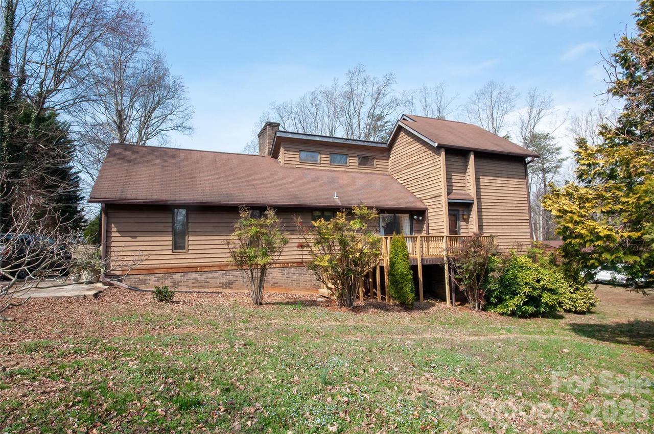 152 Forest Ln., Yadkinville, NC 27055