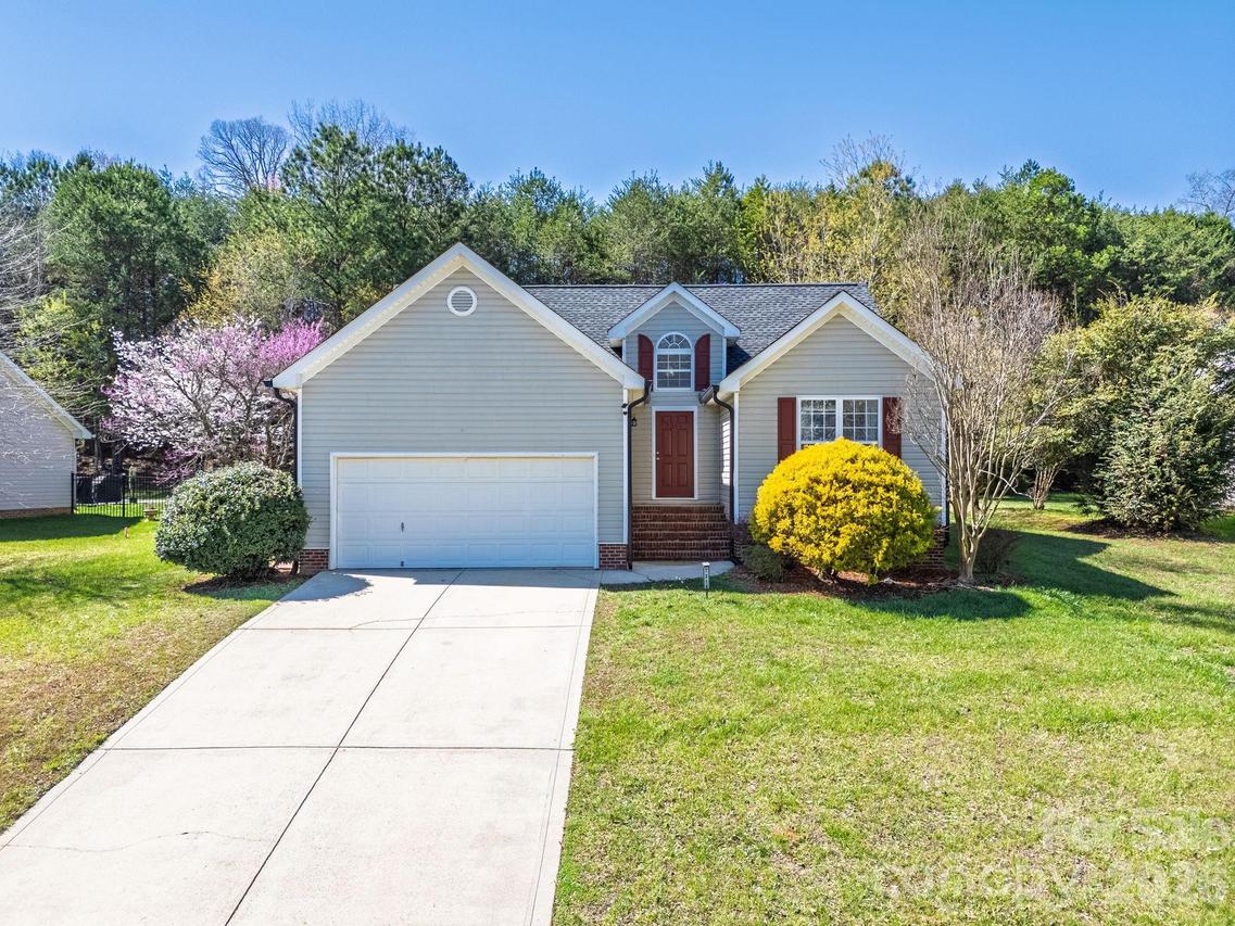 7316 Oxford Bluff Dr., Stanley, NC 28164