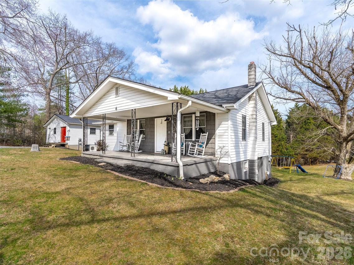 6 Nelson Rd., Hendersonville, NC 28791