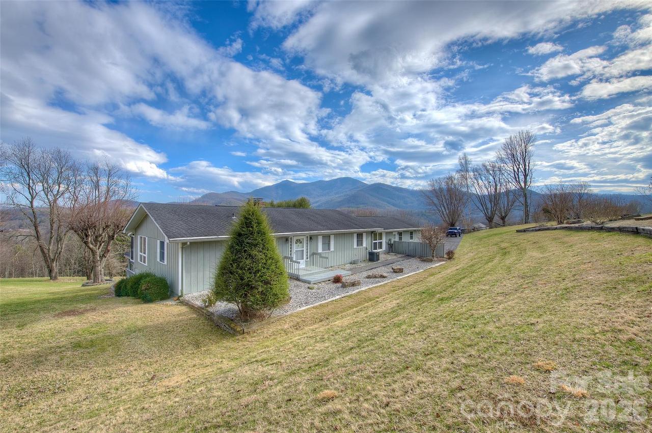 220 Grand View Ln., Burnsville, NC 28714