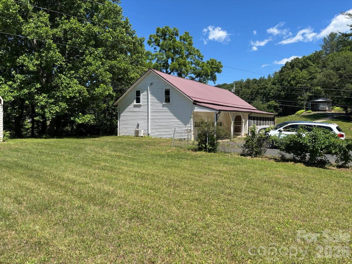 262 Blackberry Ln., Bakersville, NC 28705