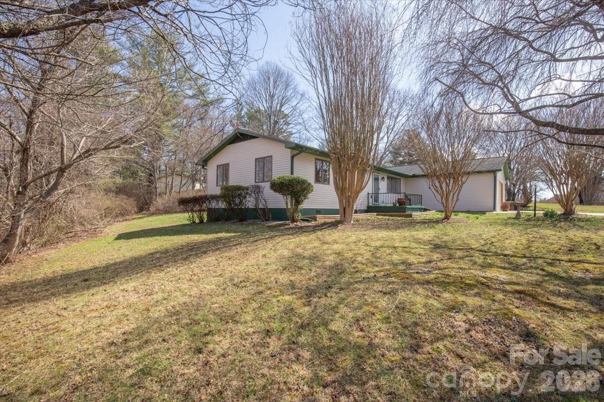 22 Stoney Nob Dr., Hendersonville, NC 28792