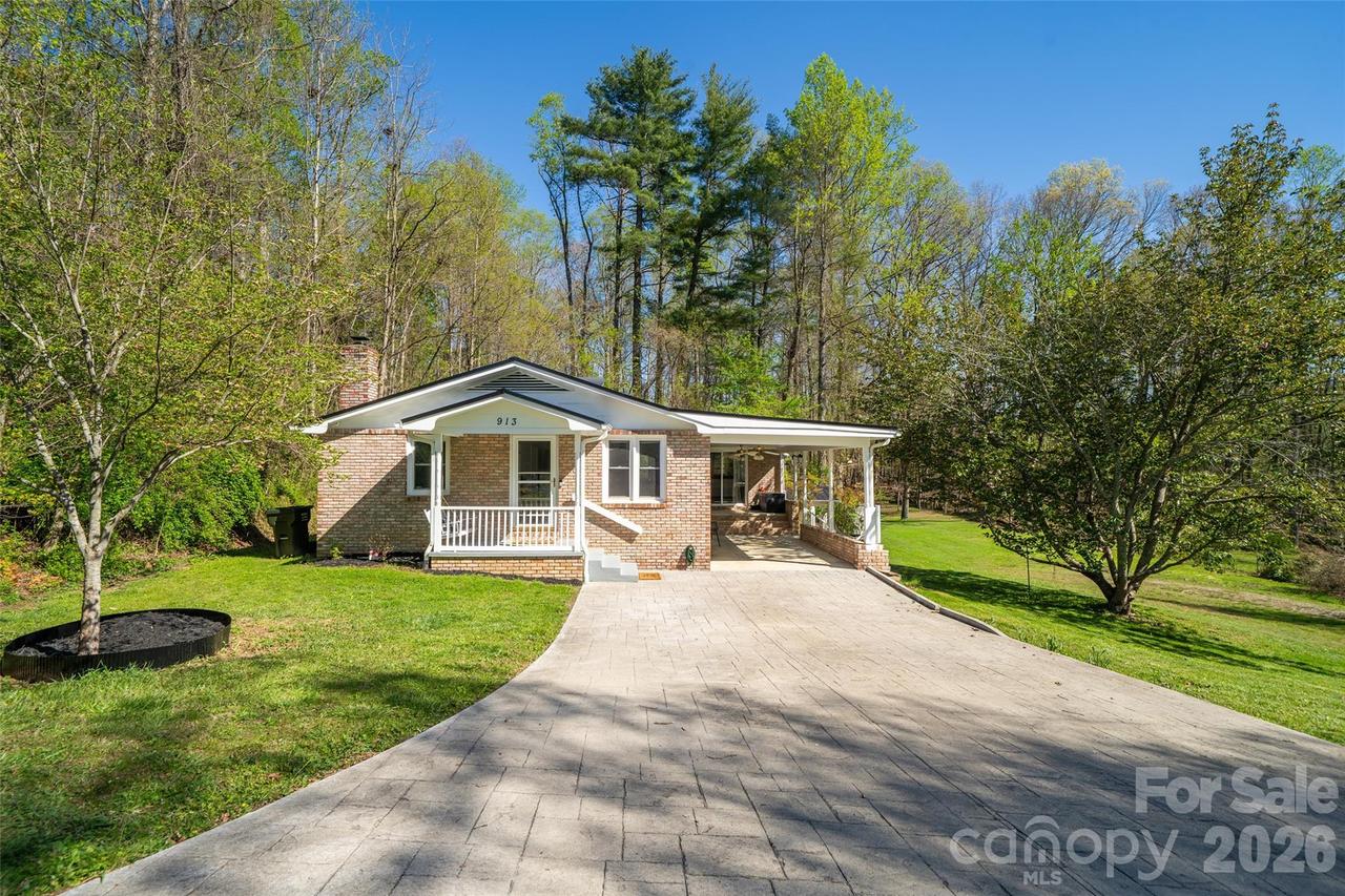 913 Dorothy St., Hendersonville, NC 28791