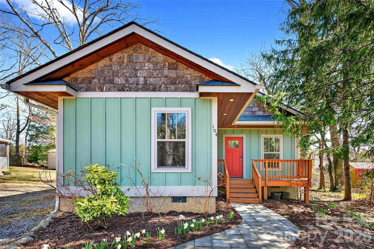 104 Hiawassee Ave., Black Mountain, NC 28711