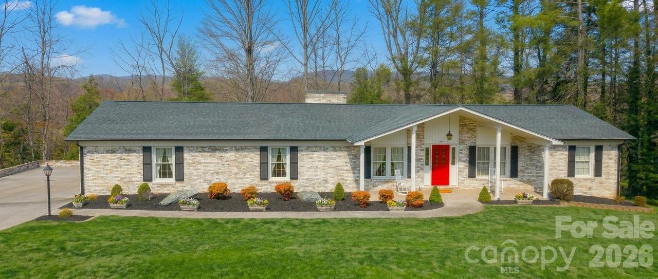 1015 Woodbine Pl., Lenoir, NC 28645