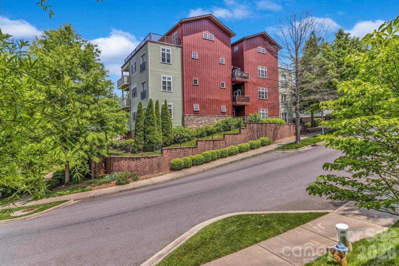 400 Skyloft Dr. #102, Asheville, NC 28801