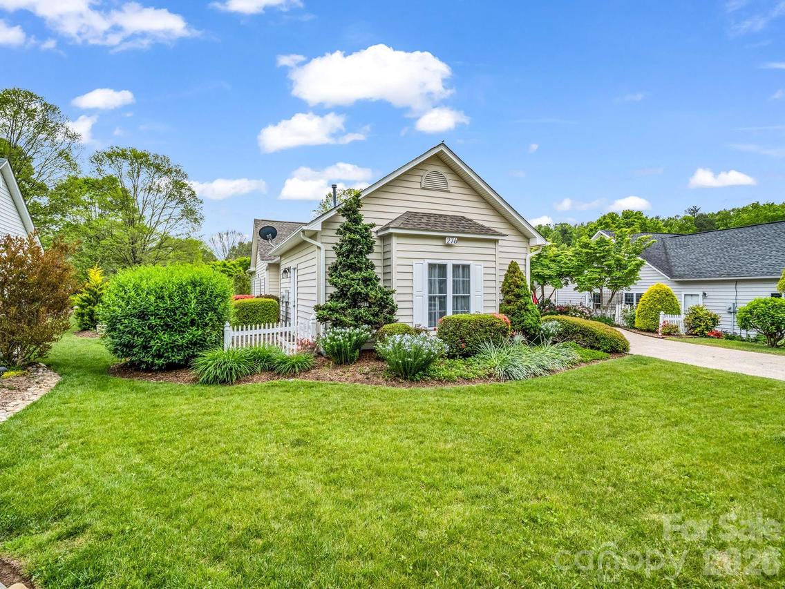 276 Cambridge Dr., Brevard, NC 28712