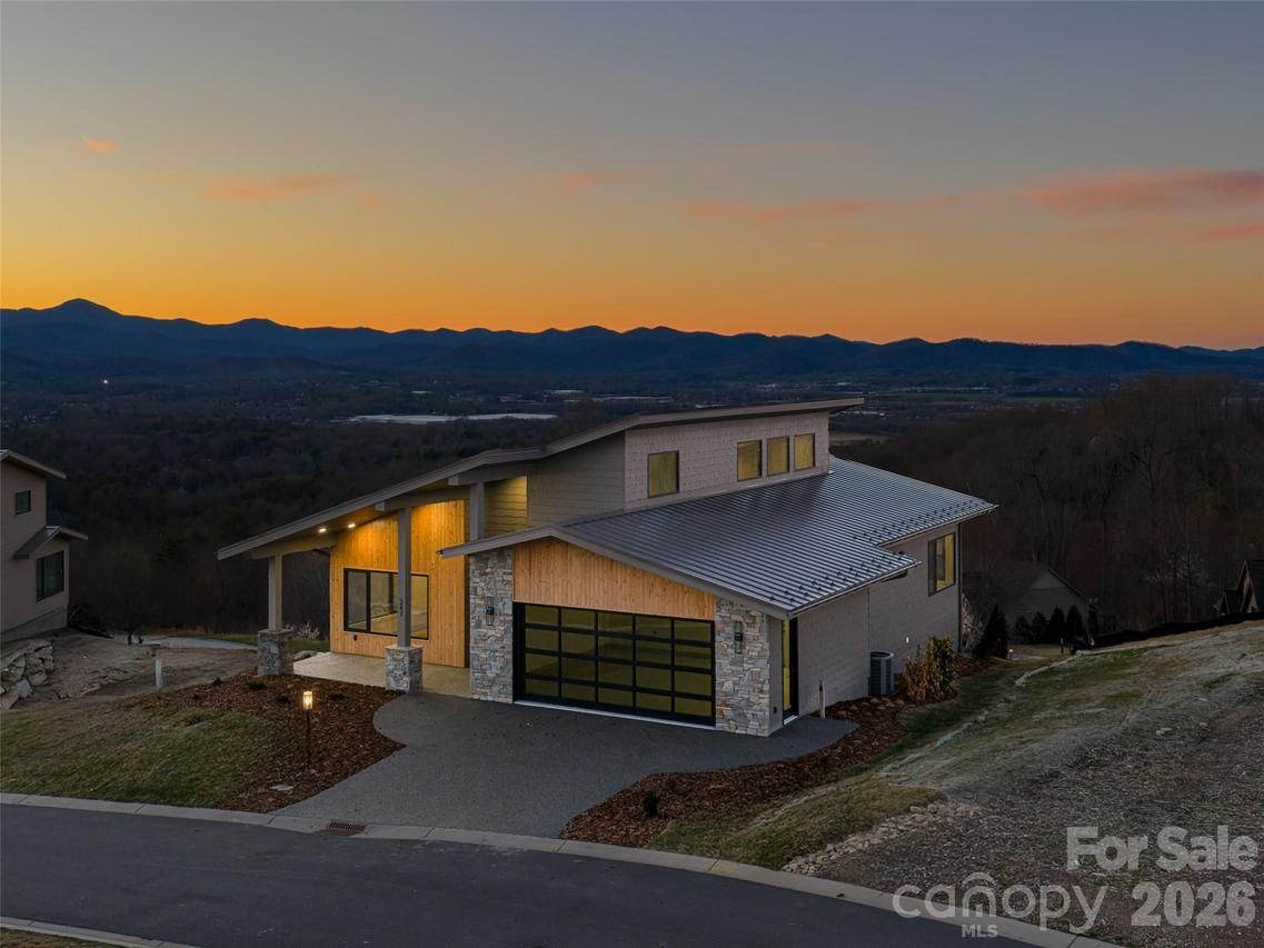 247 Coachman Dr., Hendersonville, NC 28791