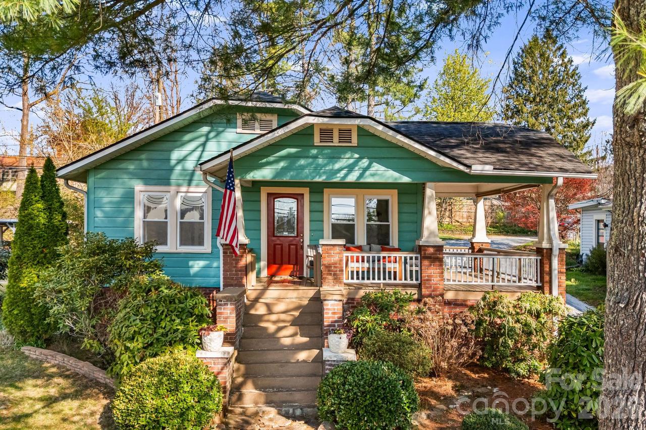 1207 Willow Rd., Hendersonville, NC 28739