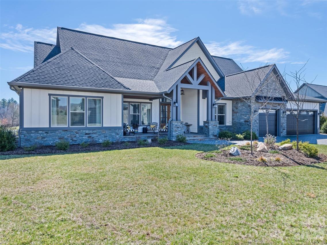 717 Daniel Circle Dr., Mills River, NC 28759