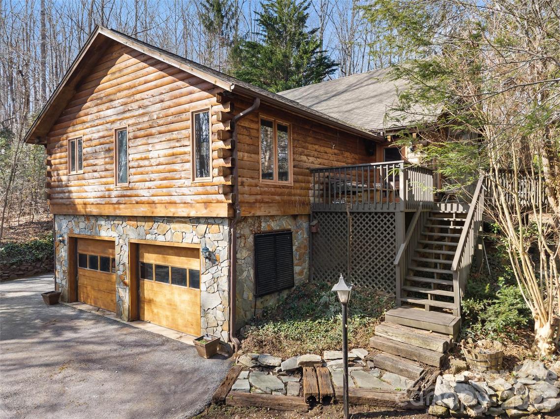 6 Ravenwood Ln., Horse Shoe, NC 28742