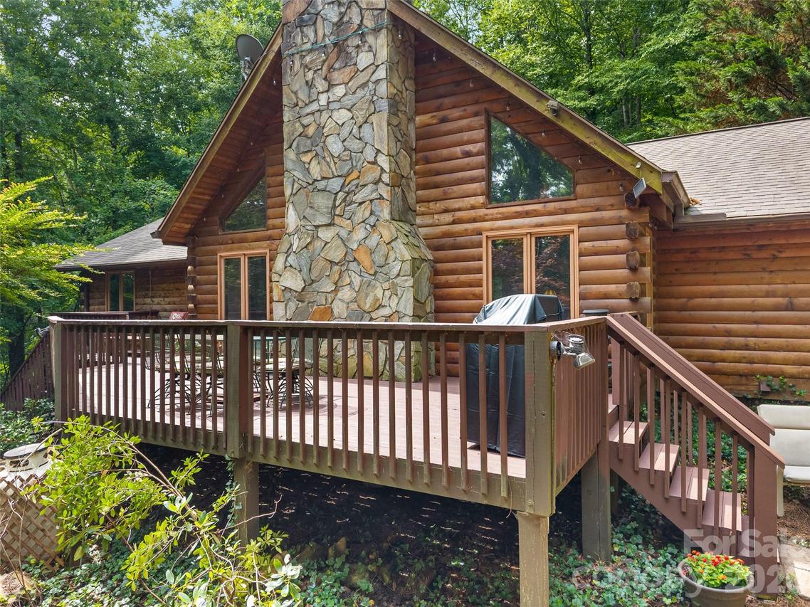 6 Ravenwood Ln., Horse Shoe, NC 28742