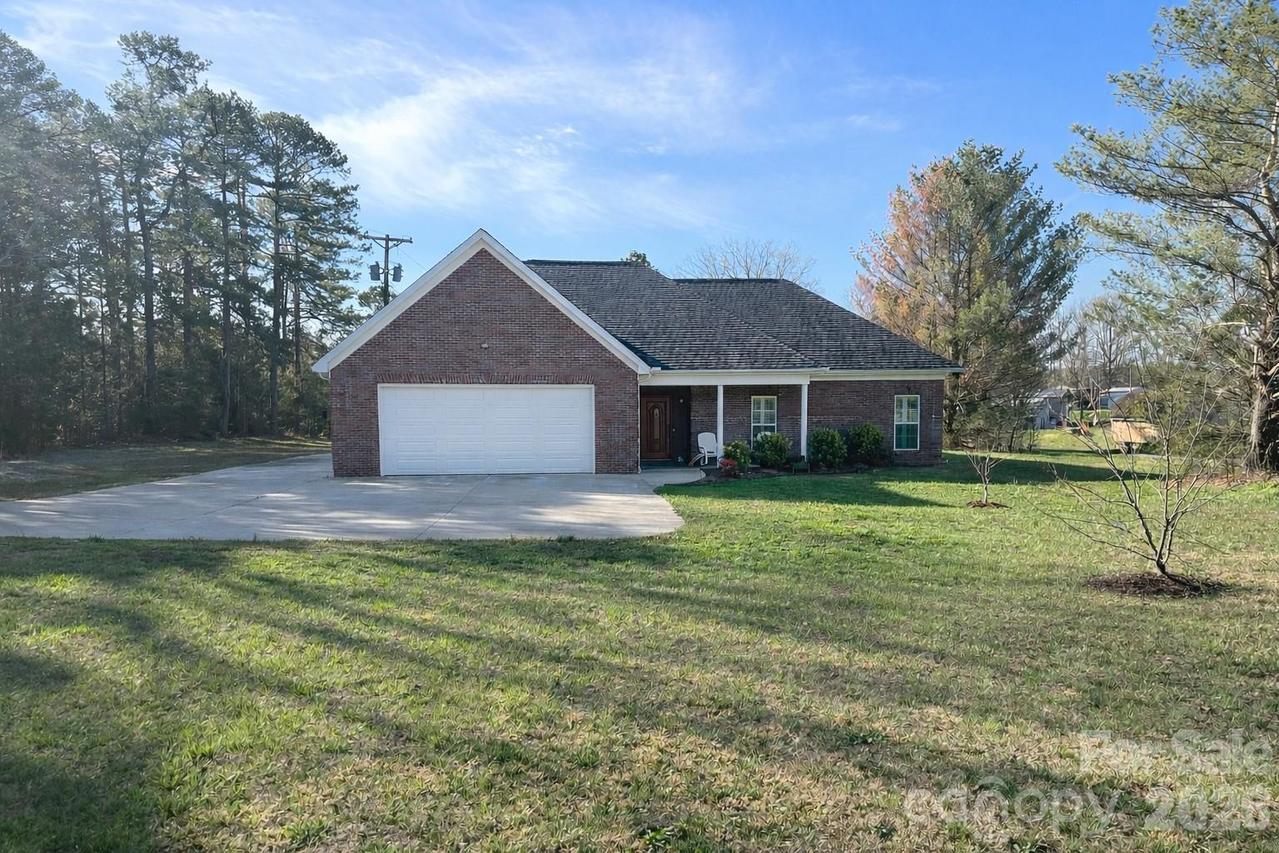 140 Huffstetler Lake Rd., Dallas, NC 28034