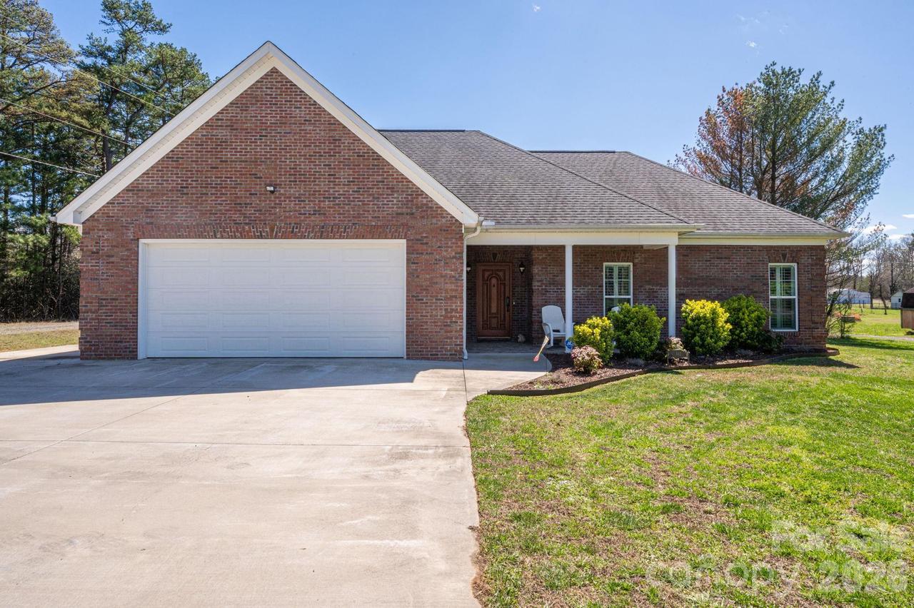 140 Huffstetler Lake Rd., Dallas, NC 28034