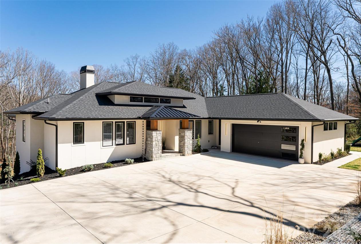 16 Cambridge Dr., Candler, NC 28715