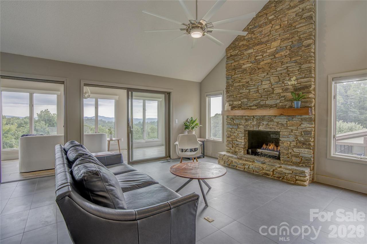 204 Fleetwood Plz., Hendersonville, NC 28739