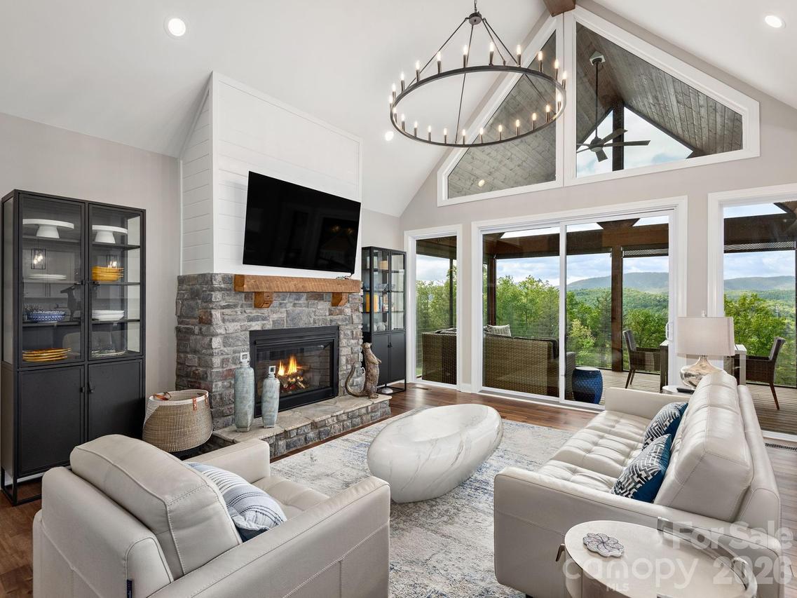 636 Crystal Heights Dr., Hendersonville, NC 28739