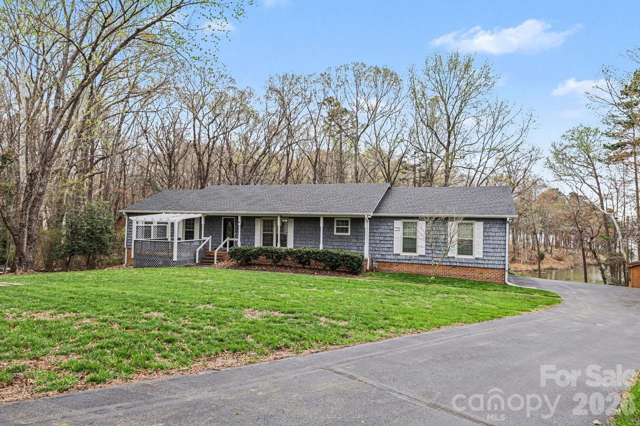 3908 Oak Hollow Ct., High Point, NC 27265