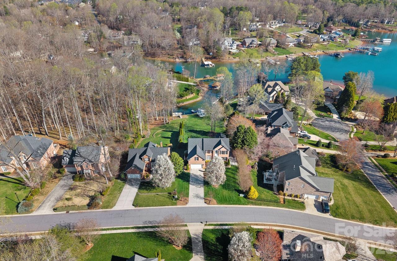 2474 Green Point Ln., Denver, NC 28037