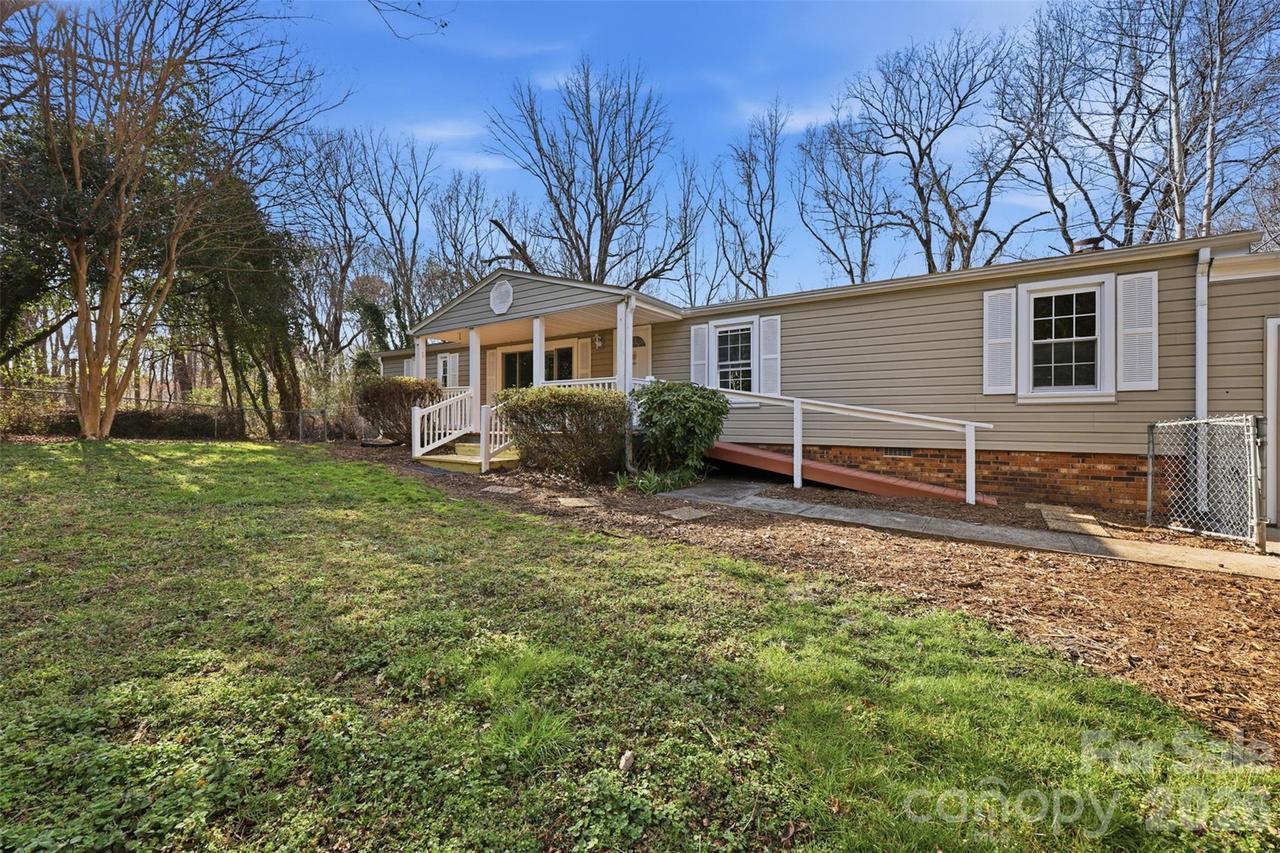 572 Fieldtop Dr., Winston Salem, NC 27107