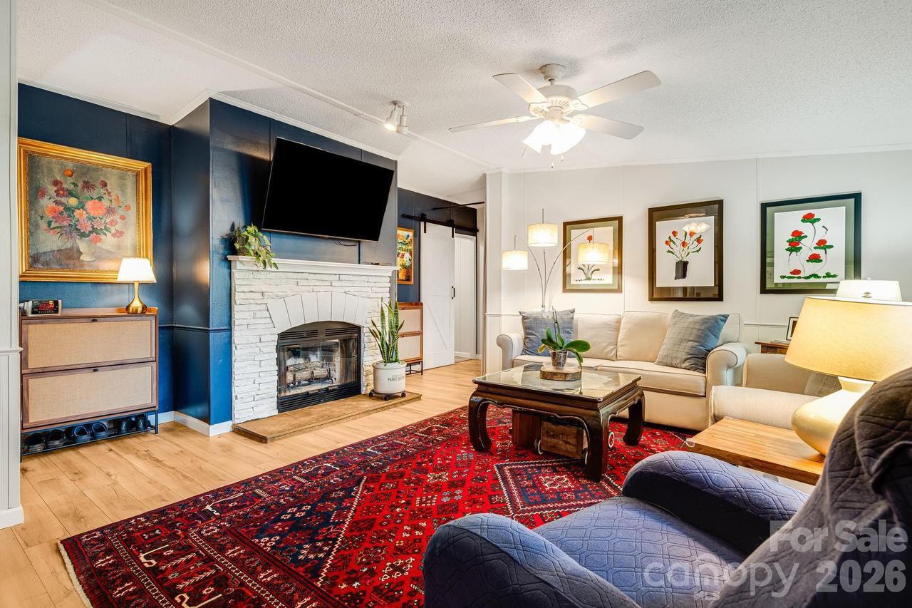 217 Sandy Creek Ct., Hendersonville, NC 28792