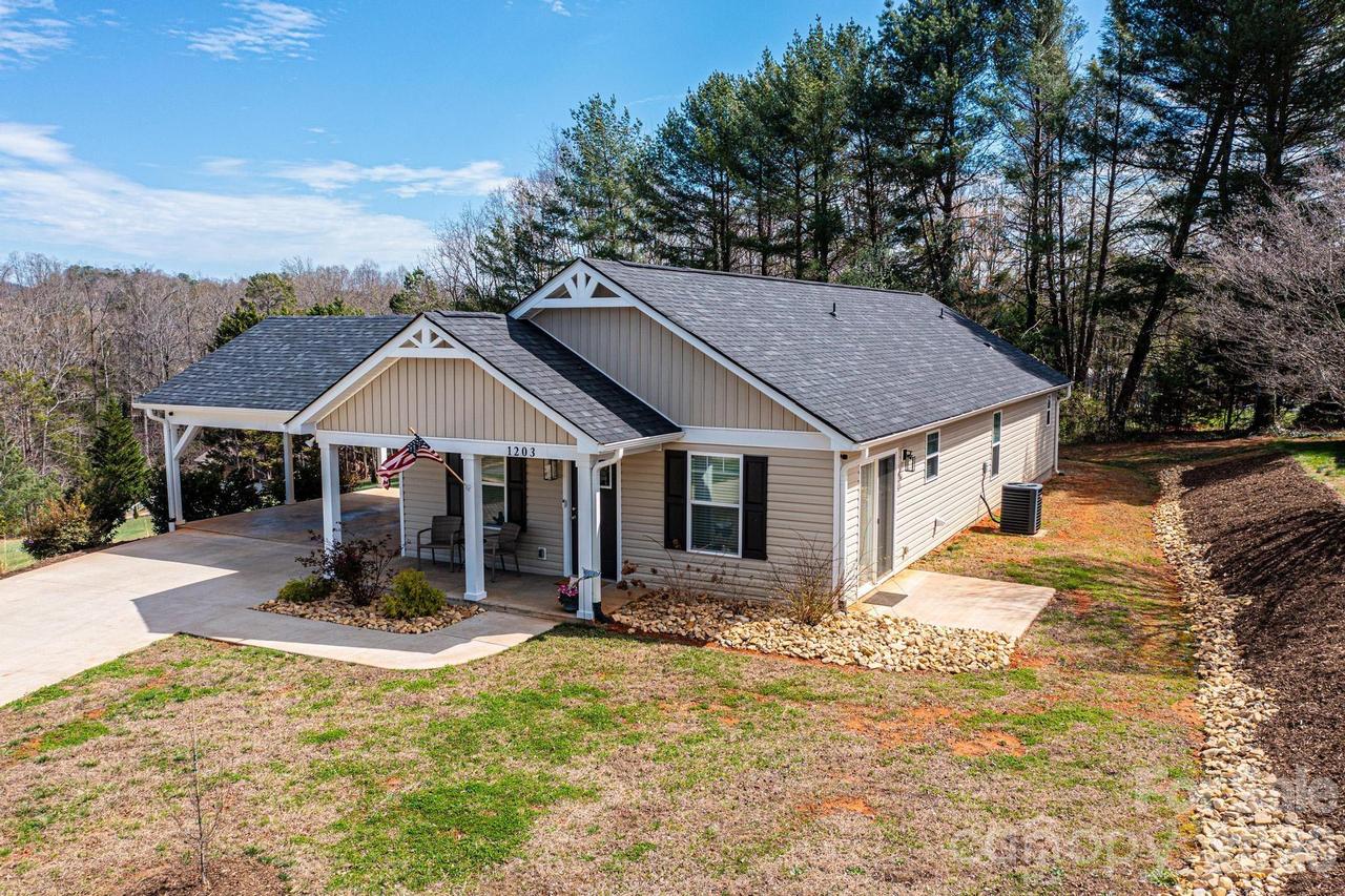 1203 Hillsboro Ct., Lenoir, NC 28645