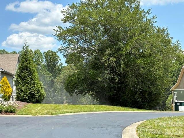 156 Triple Fairways Dr., Hendersonville, NC 28739