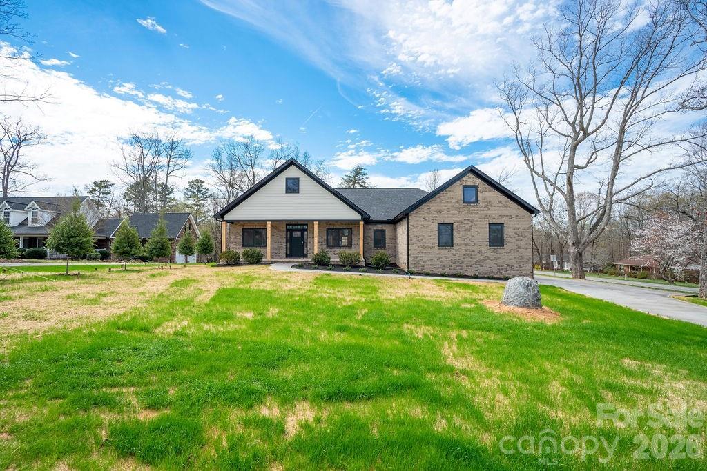 1500 Avalon Oaks Ct., Dallas, NC 28034