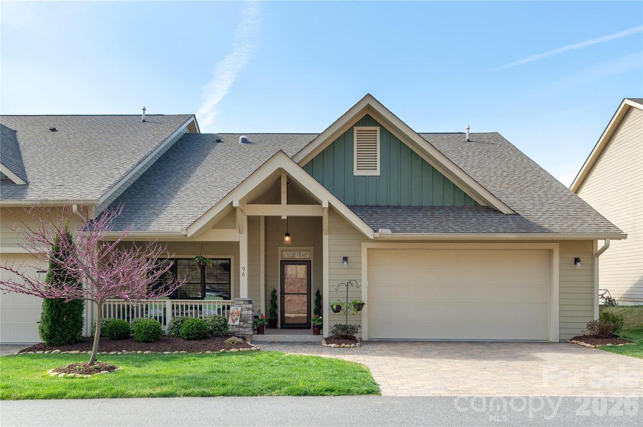 96 Copper Creek Ln., Hendersonville, NC 28739