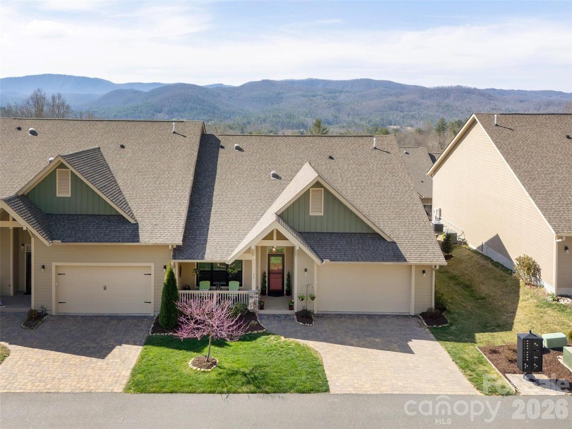 96 Copper Creek Ln., Hendersonville, NC 28739