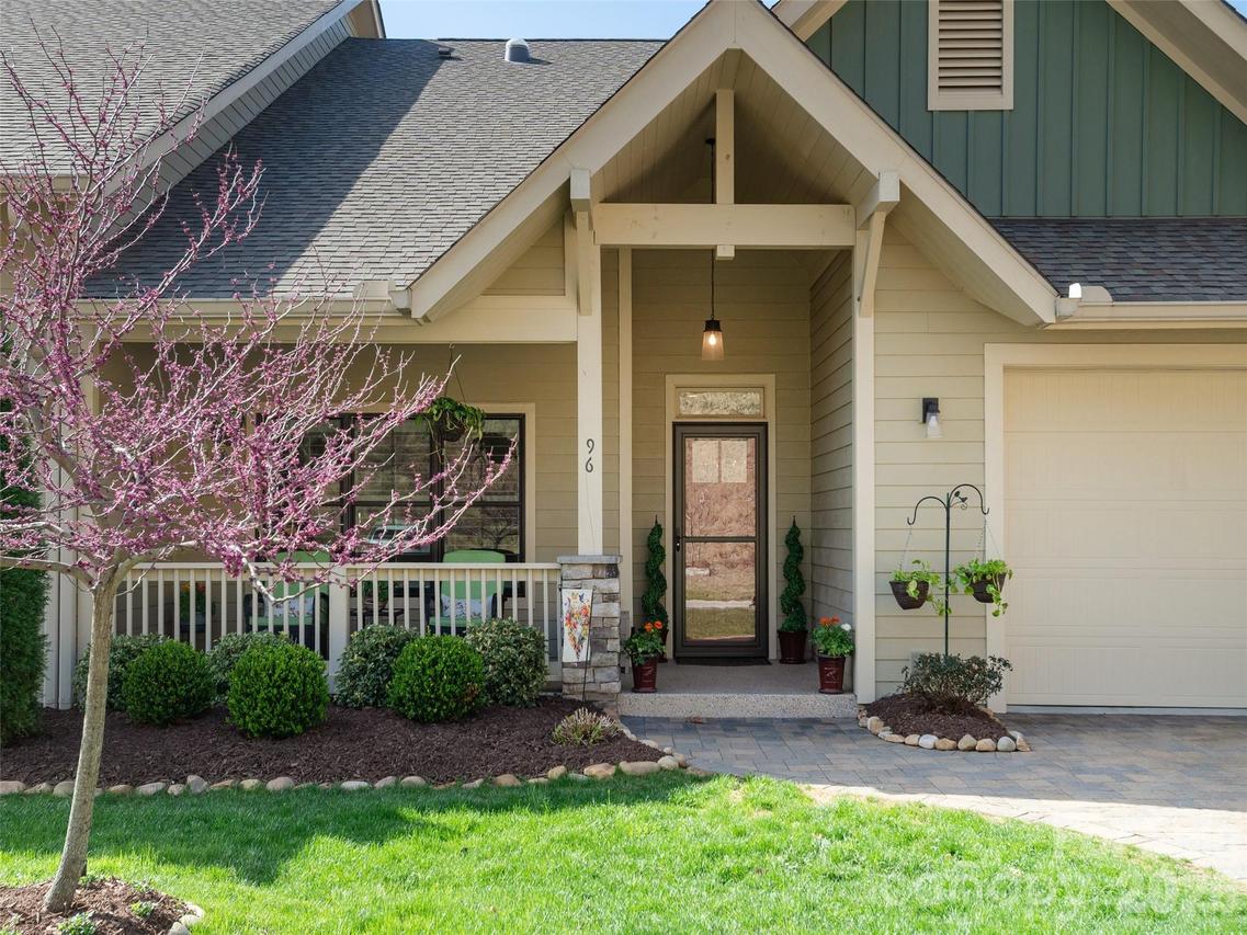 96 Copper Creek Ln., Hendersonville, NC 28739